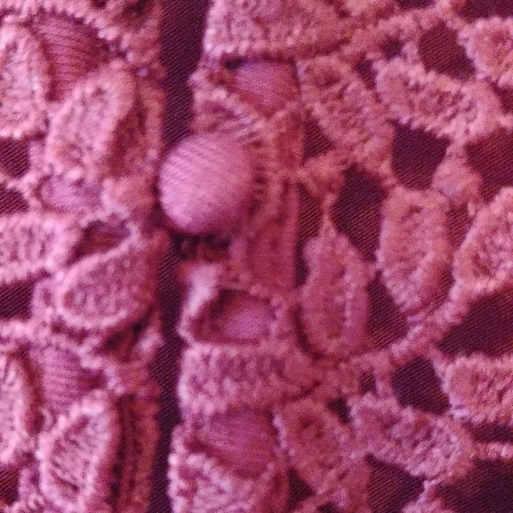 NWT TOP, Size L with lovely lace - Picture 7 of 8